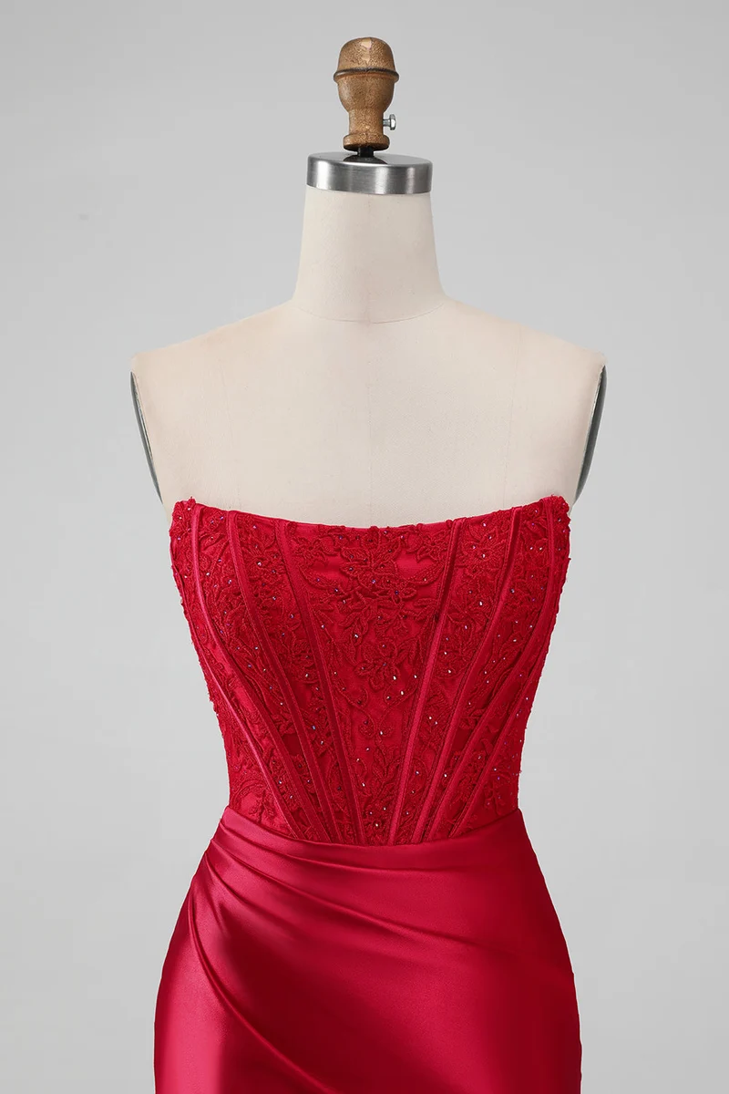 Robe de soirée courte rouge moulante en dentelle froncée sans bretelles