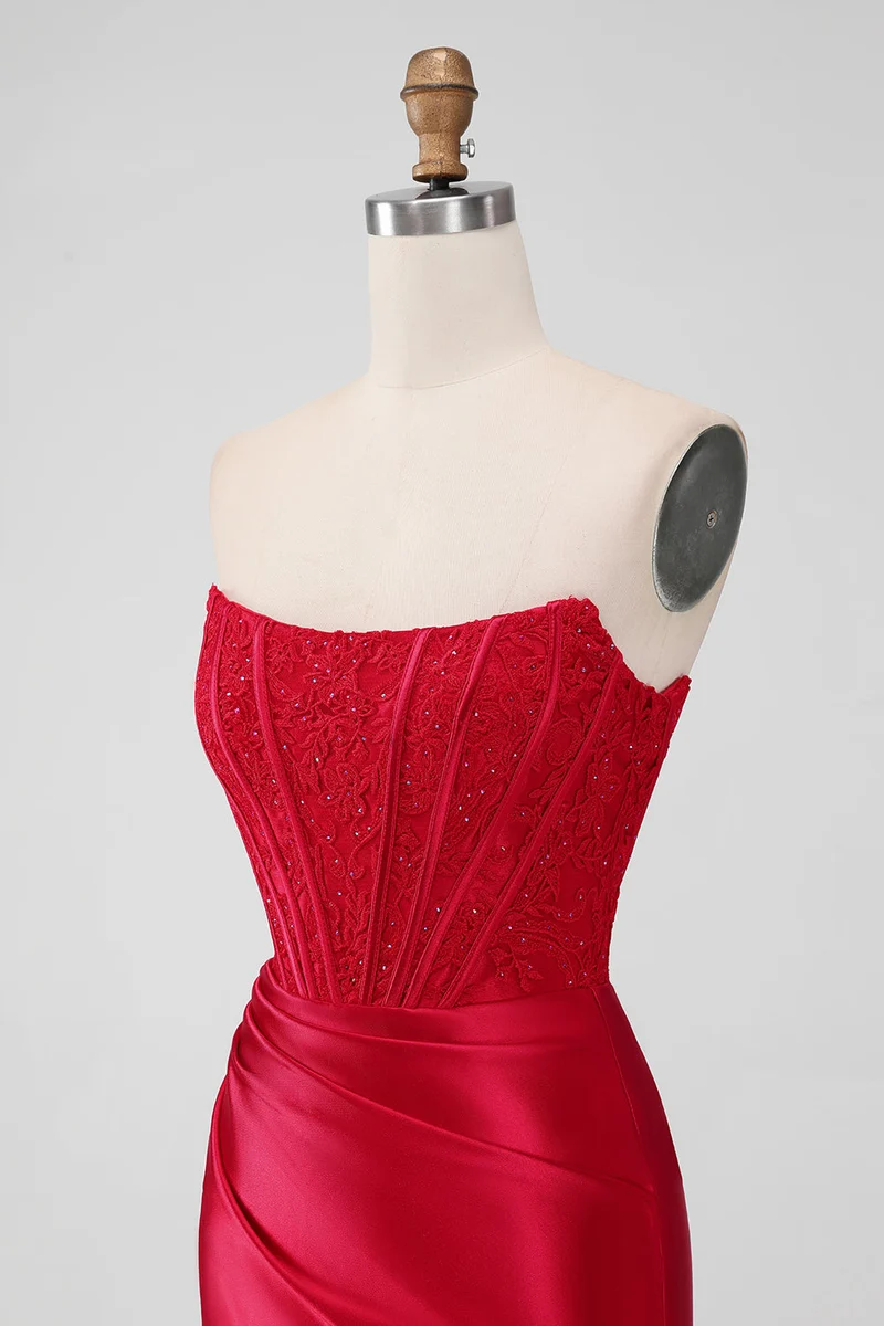Robe de soirée courte rouge moulante en dentelle froncée sans bretelles