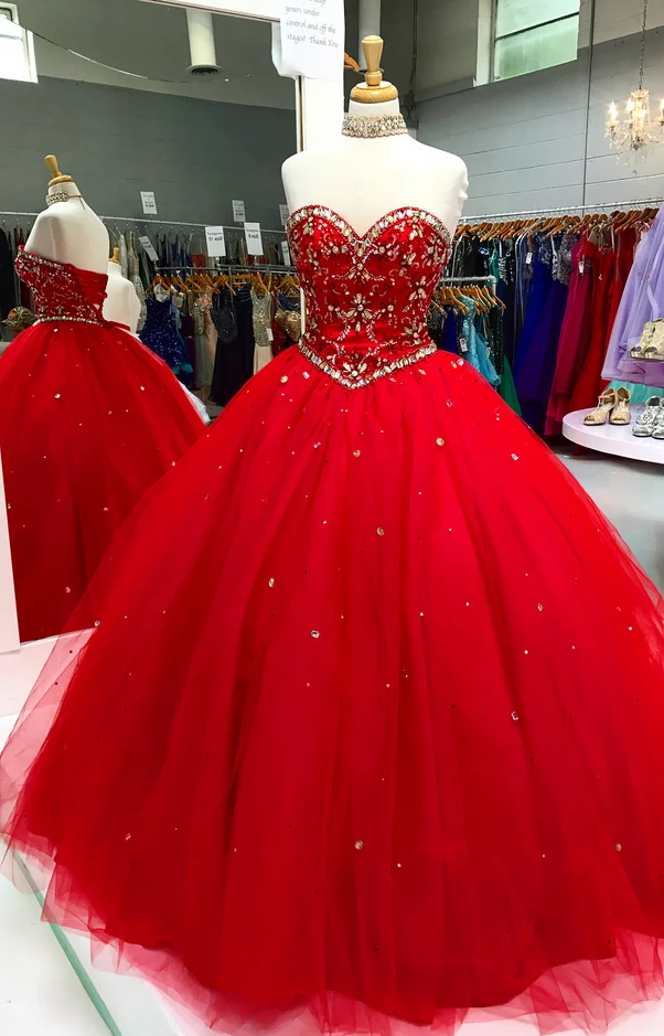 Robe de Quinceanera en tulle avec haut en perles rouges et taille basse