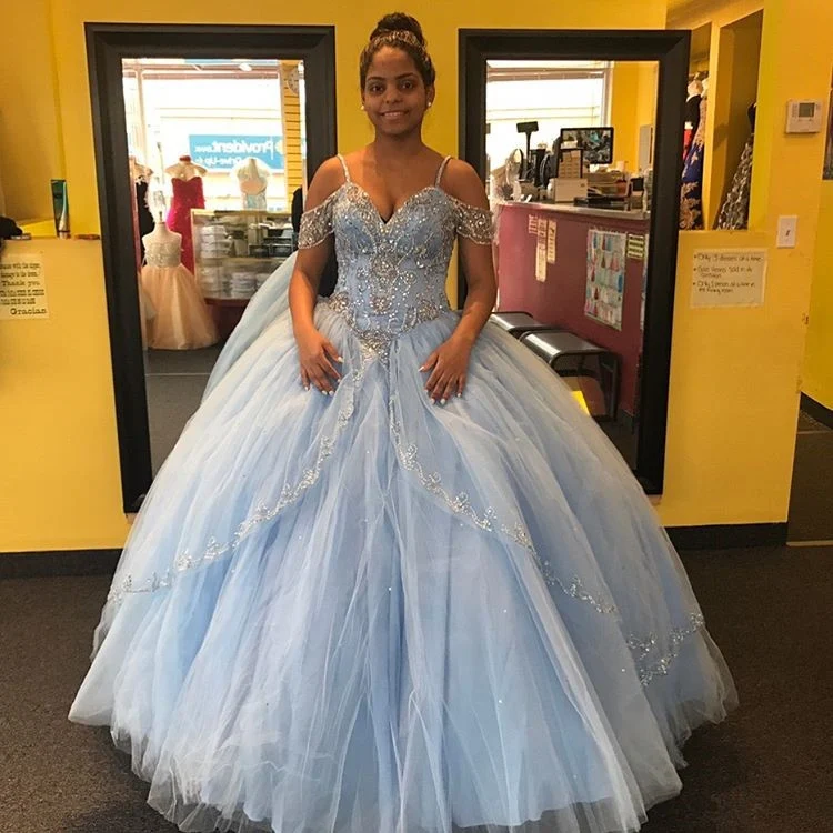 Robe de Quinceanera bleu clair à bretelles spaghetti et épaules dénudées