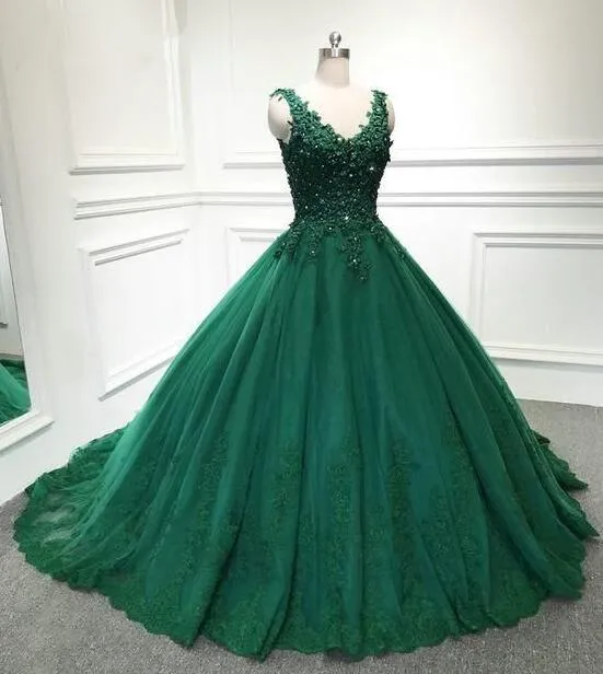 Robe de bal vert émeraude à col en V et haut en dentelle