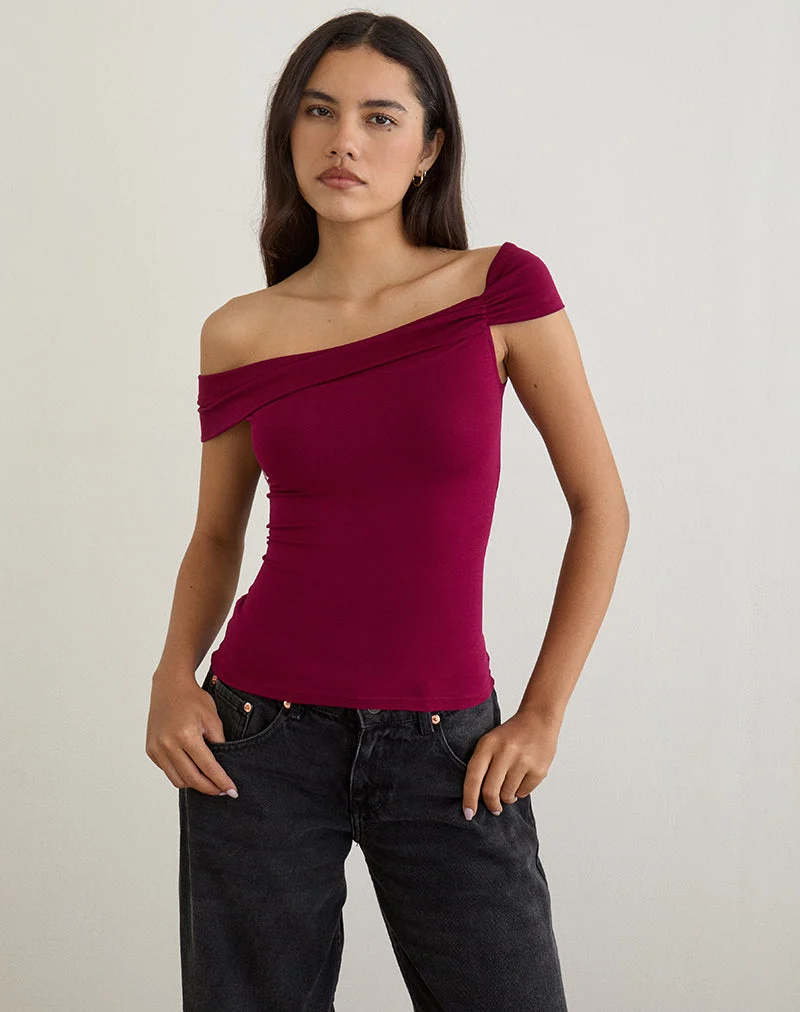 Cuthbe Off the Shoulder Twist Top in Burgundy (Top torsadé à épaules dénudées)