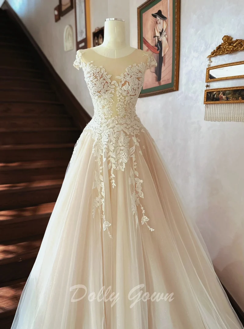Haut en dentelle élégant voir à travers une robe de mariée transparente d'été