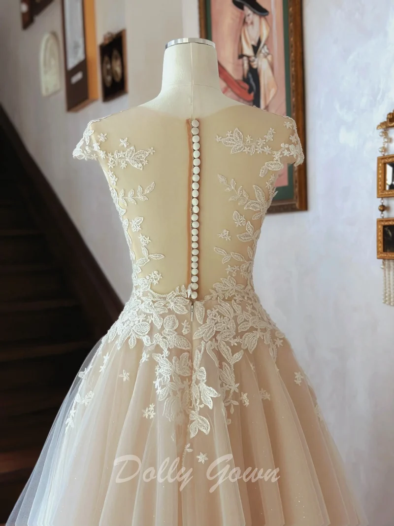 Haut en dentelle élégant voir à travers une robe de mariée transparente d'été