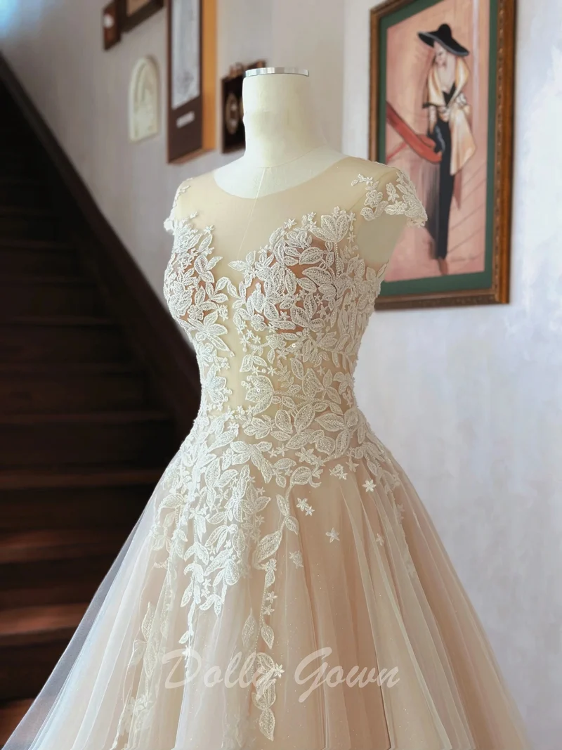 Haut en dentelle élégant voir à travers une robe de mariée transparente d'été