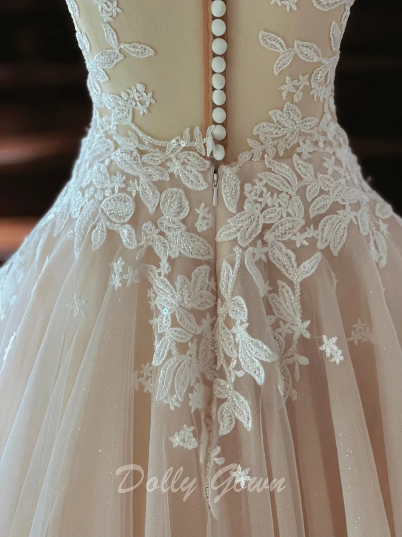Haut en dentelle élégant voir à travers une robe de mariée transparente d'été