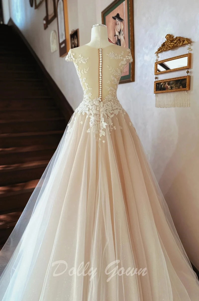 Haut en dentelle élégant voir à travers une robe de mariée transparente d'été