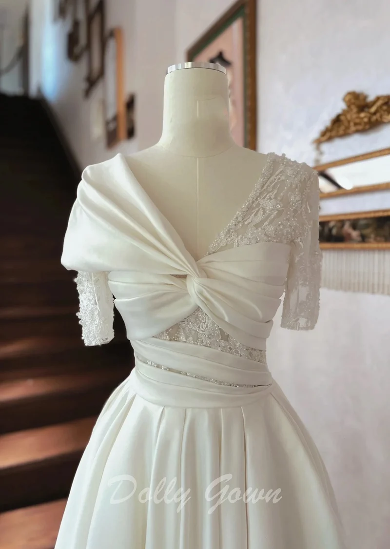 Robe de mariée en satin à manches courtes et croisée sur le devant