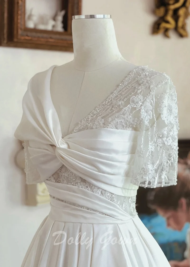 Robe de mariée en satin à manches courtes et croisée sur le devant