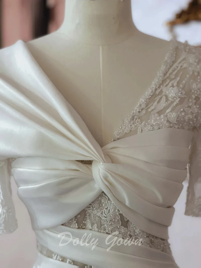 Robe de mariée en satin à manches courtes et croisée sur le devant