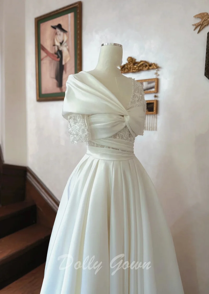 Robe de mariée en satin à manches courtes et croisée sur le devant