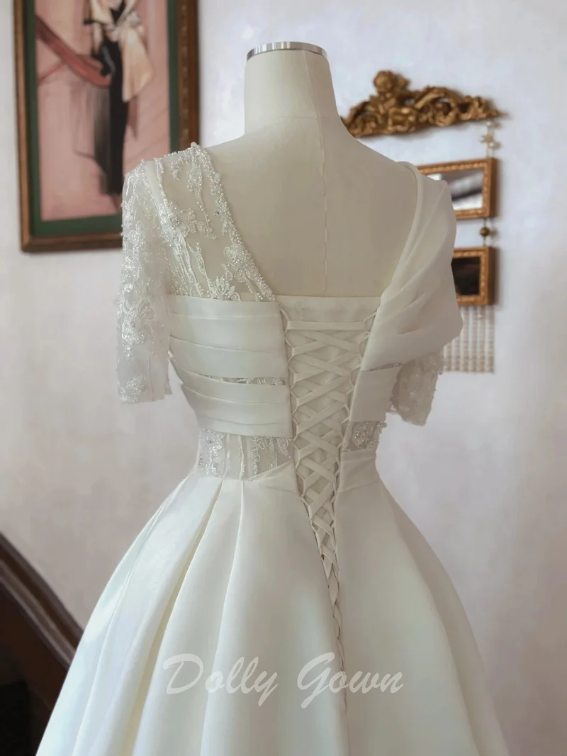 Robe de mariée en satin à manches courtes et croisée sur le devant