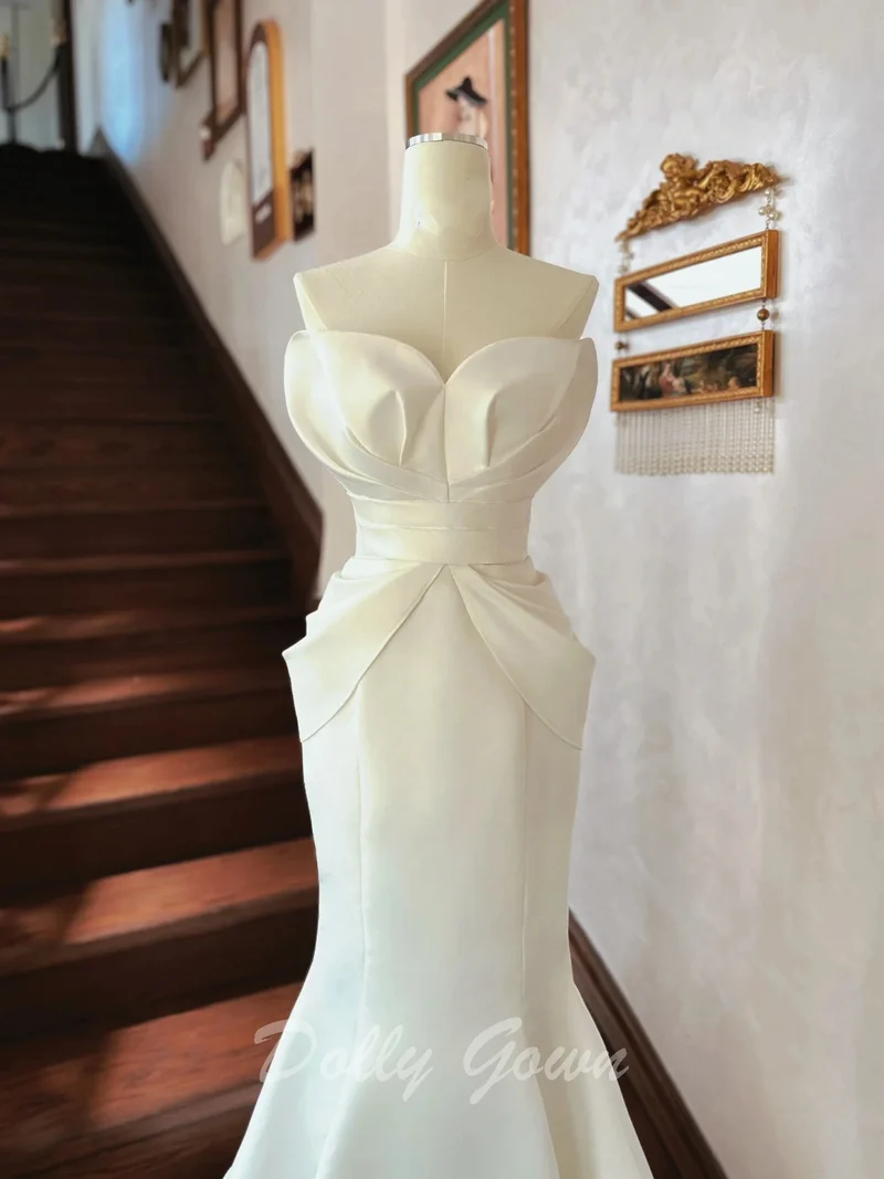 Robe de mariée sirène en satin à col pétale unique