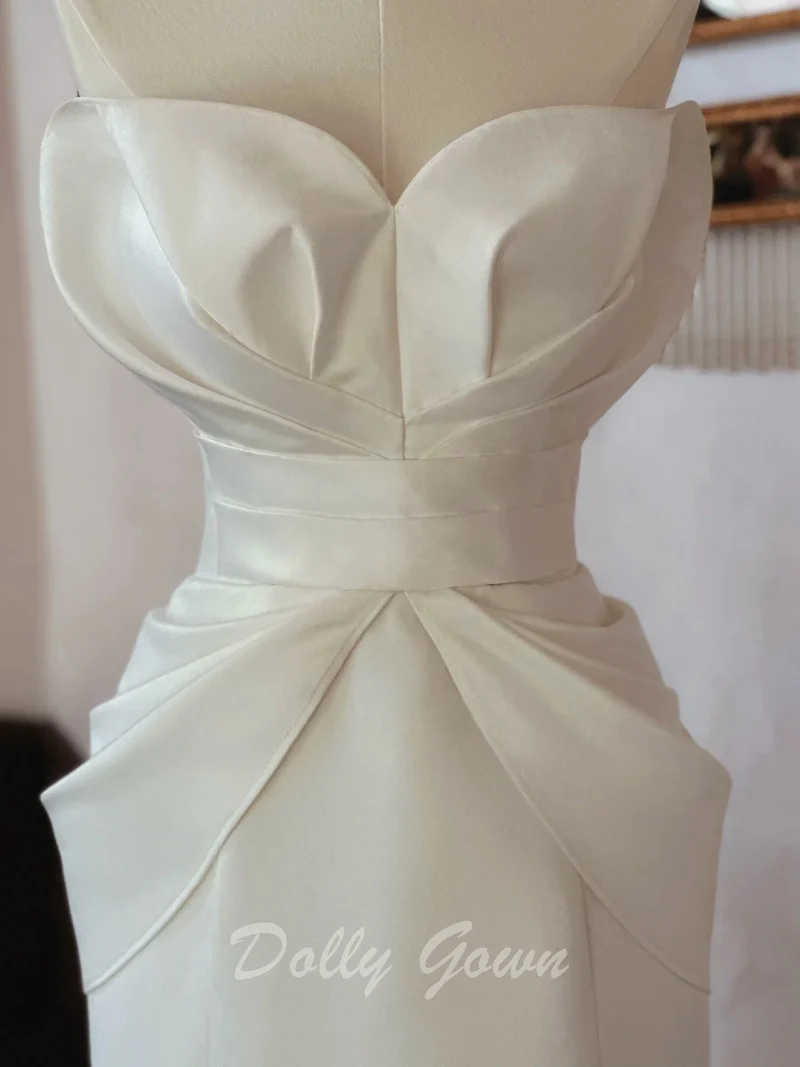 Robe de mariée sirène en satin à col pétale unique