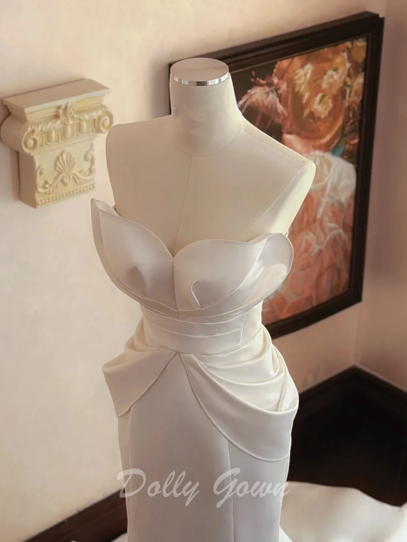 Robe de mariée sirène en satin à col pétale unique