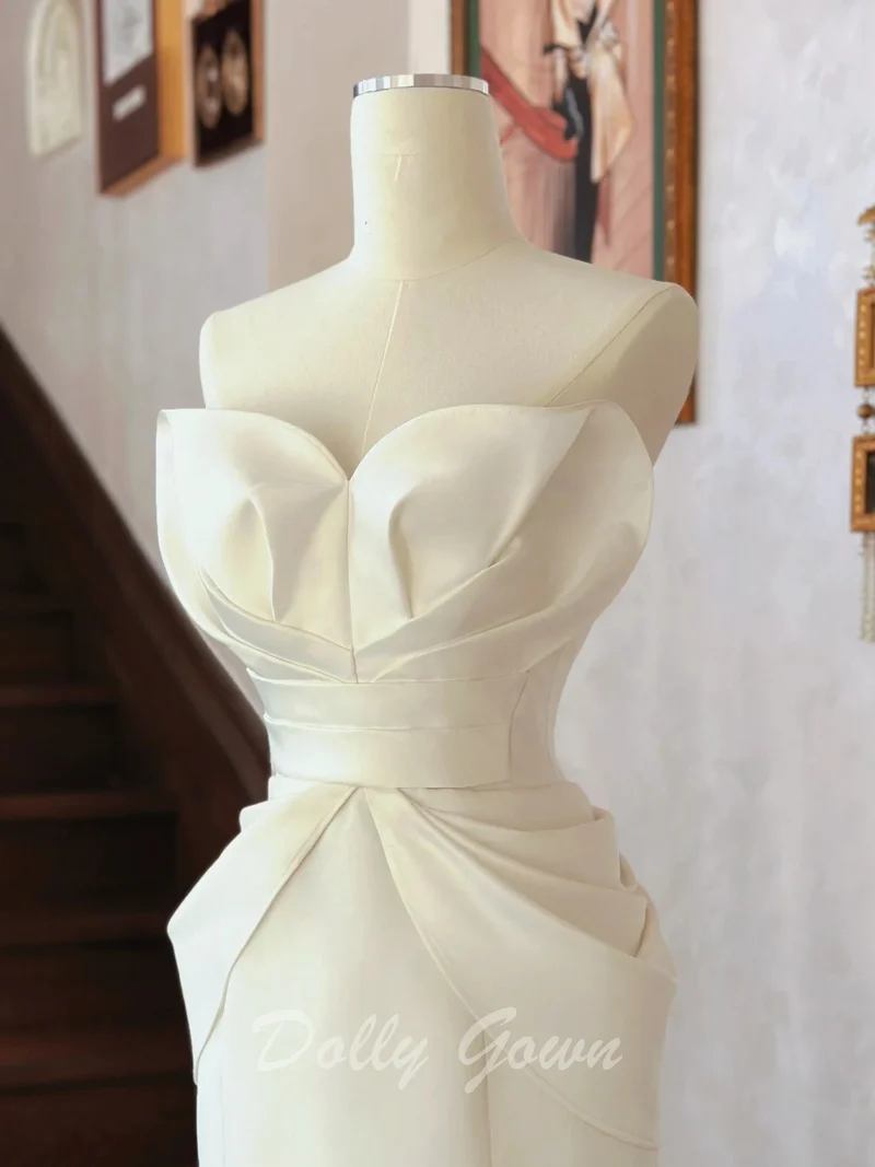 Robe de mariée sirène en satin à col pétale unique