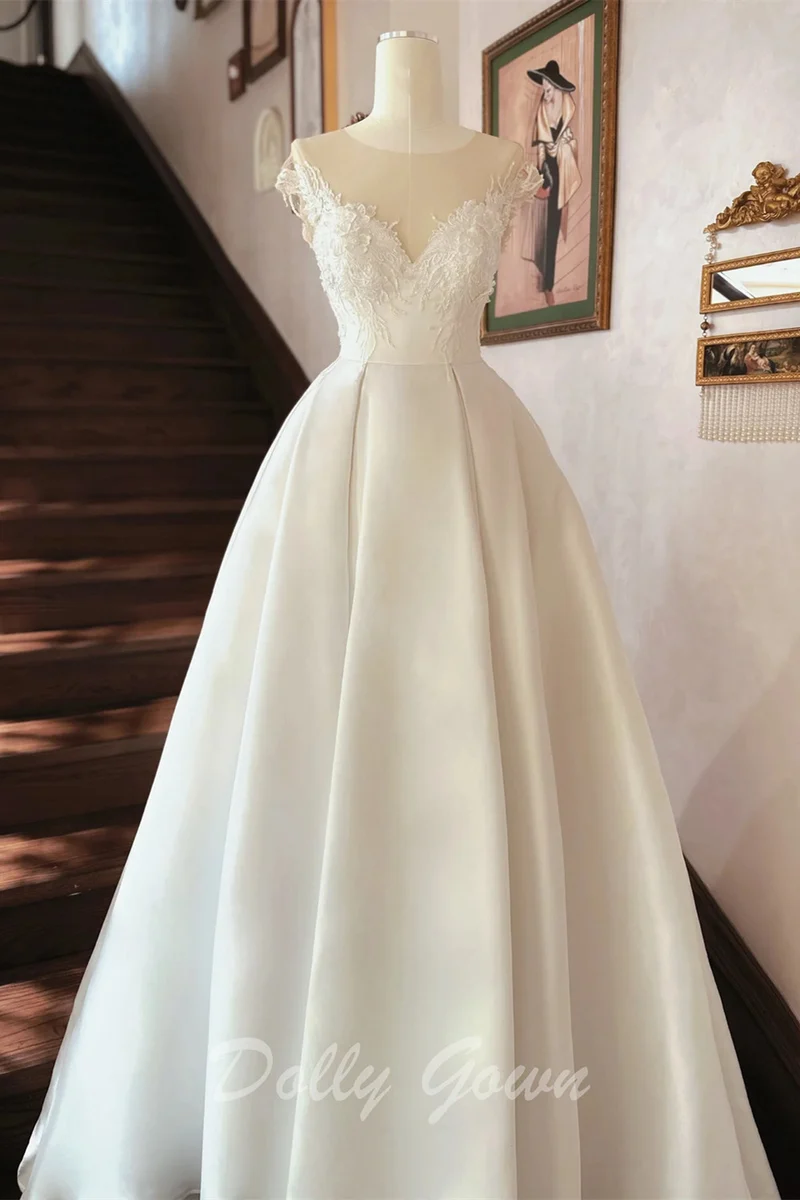 Robe de mariée en satin à col illusion et dos nu