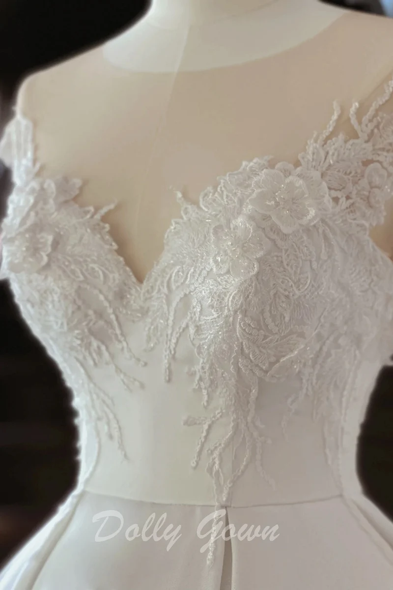 Robe de mariée en satin à col illusion et dos nu