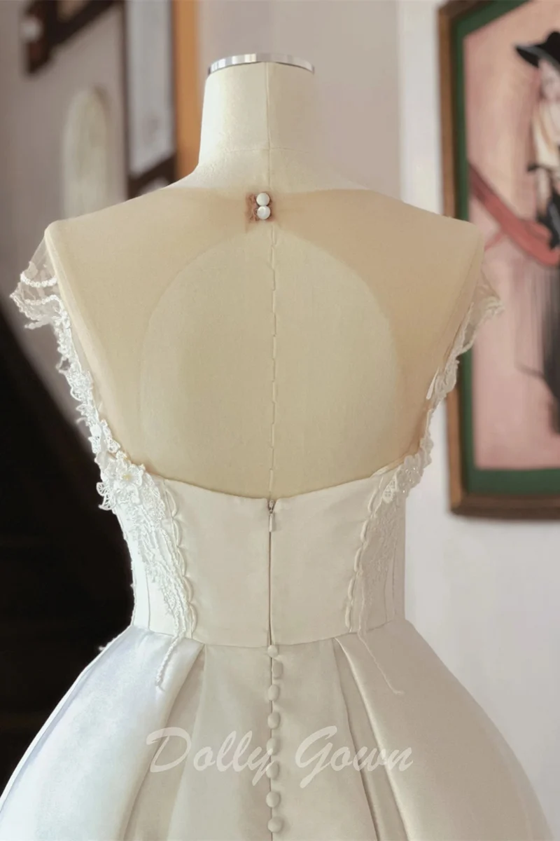 Robe de mariée en satin à col illusion et dos nu