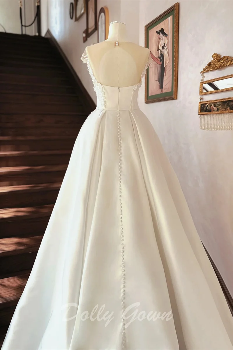 Robe de mariée en satin à col illusion et dos nu