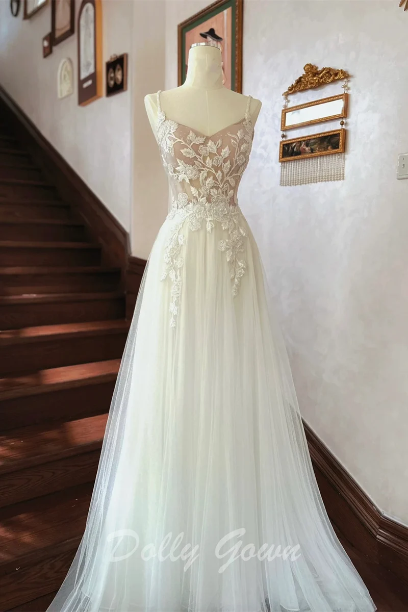 Robe de mariée de plage décontractée en tulle et dentelle avec bretelles spaghetti