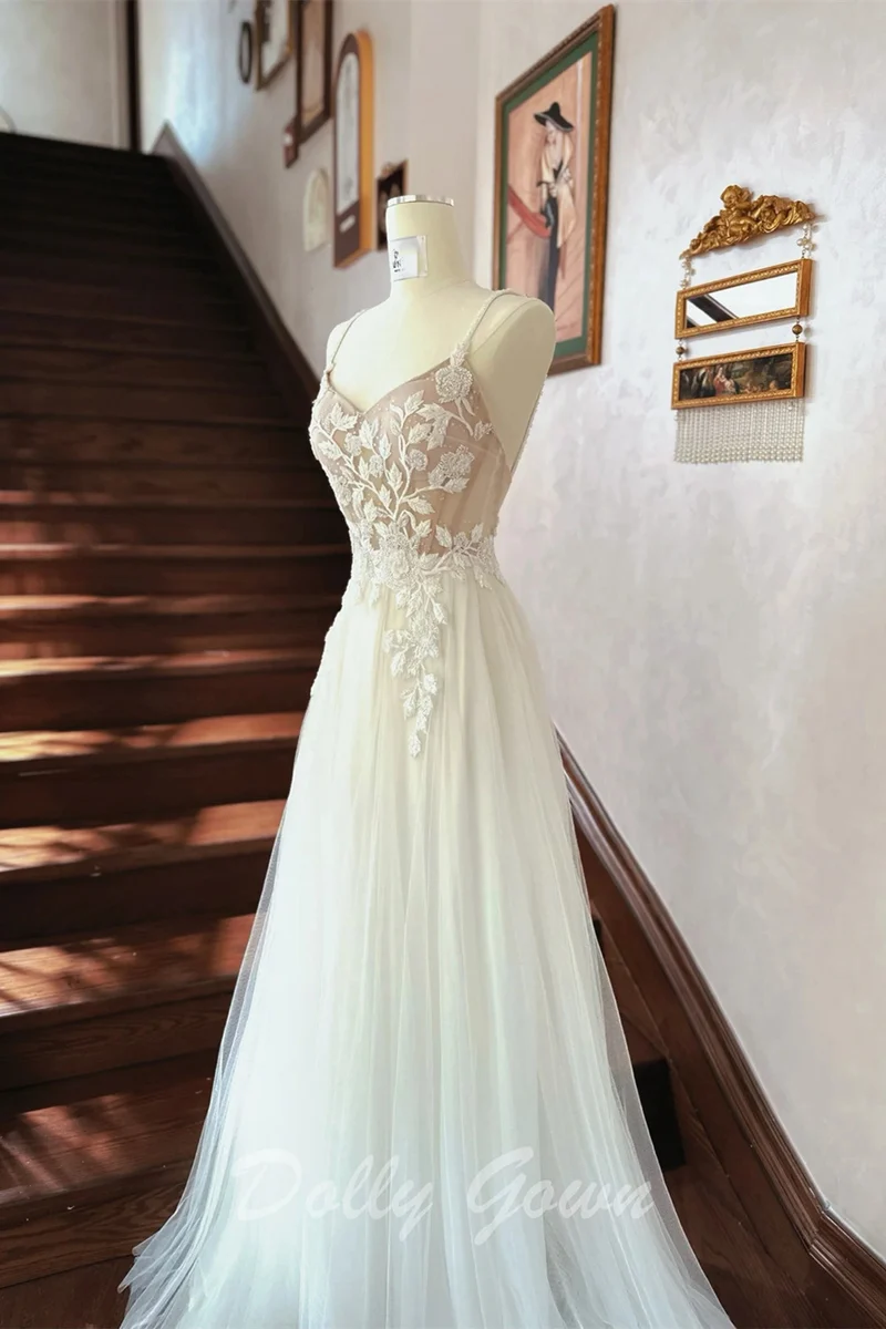Robe de mariée de plage décontractée en tulle et dentelle avec bretelles spaghetti