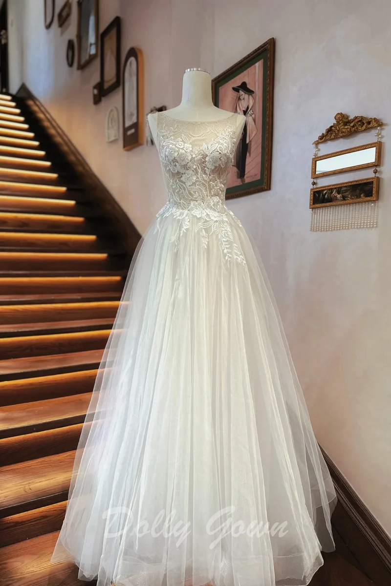Robe de mariée trapèze en tulle avec haut en dentelle transparente et col bateau romantique