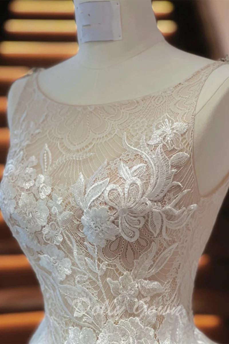 Robe de mariée trapèze en tulle avec haut en dentelle transparente et col bateau romantique