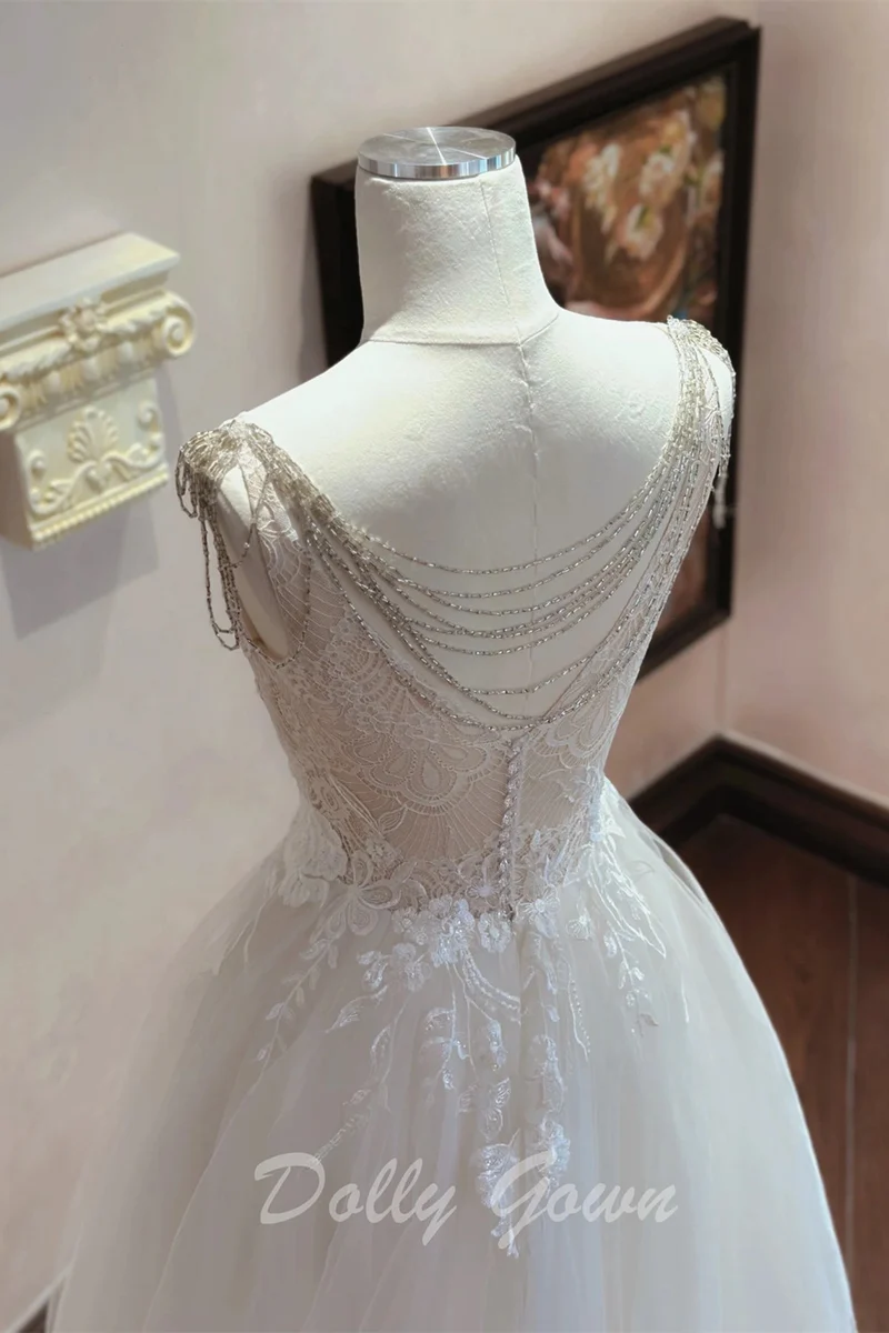 Robe de mariée trapèze en tulle avec haut en dentelle transparente et col bateau romantique