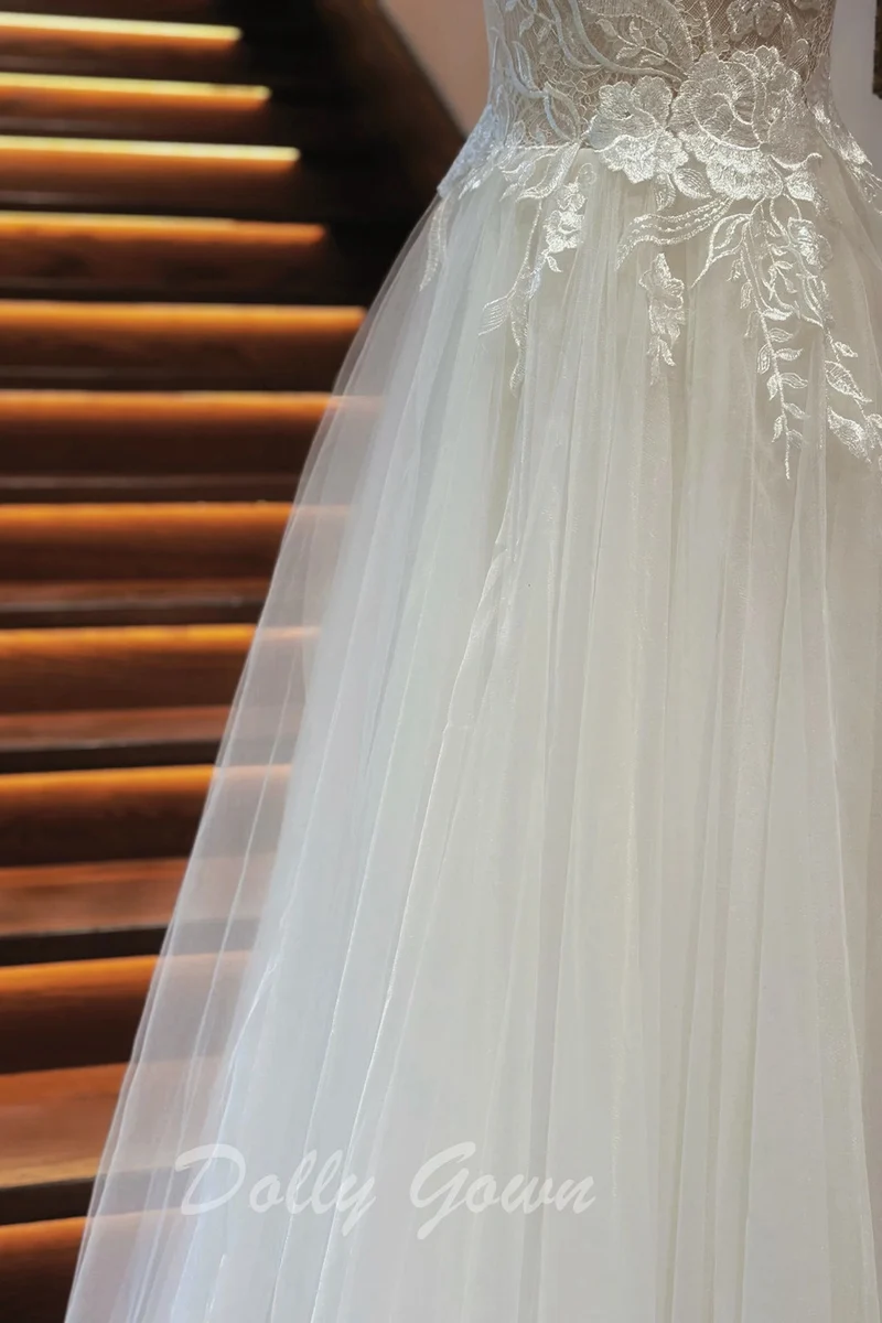 Robe de mariée trapèze en tulle avec haut en dentelle transparente et col bateau romantique