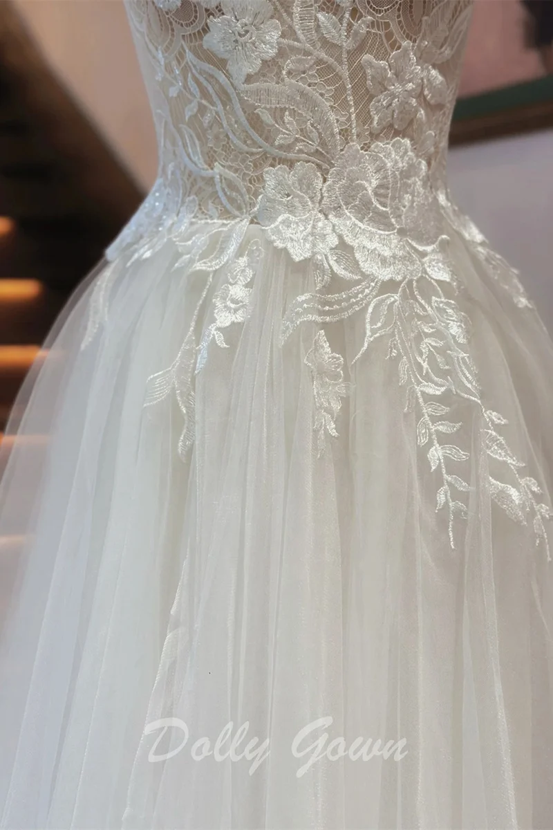 Robe de mariée trapèze en tulle avec haut en dentelle transparente et col bateau romantique