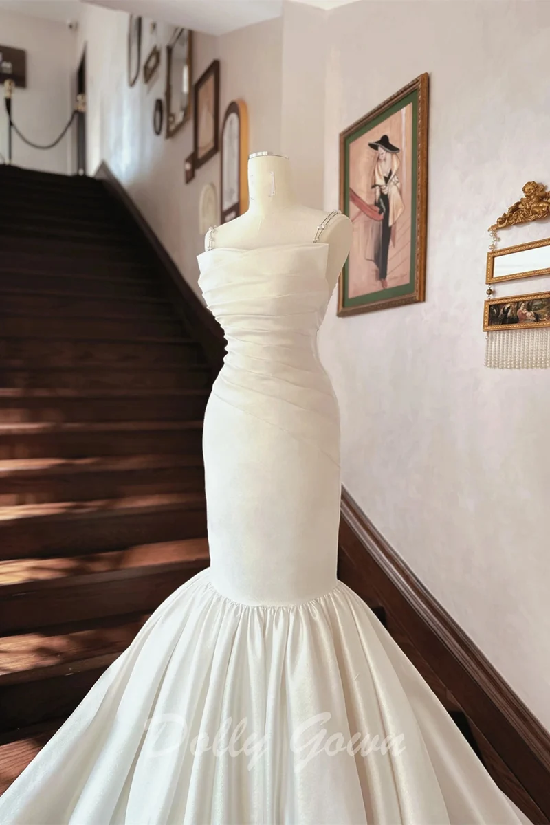 Robe de mariée asymétrique en queue de poisson en satin à plis