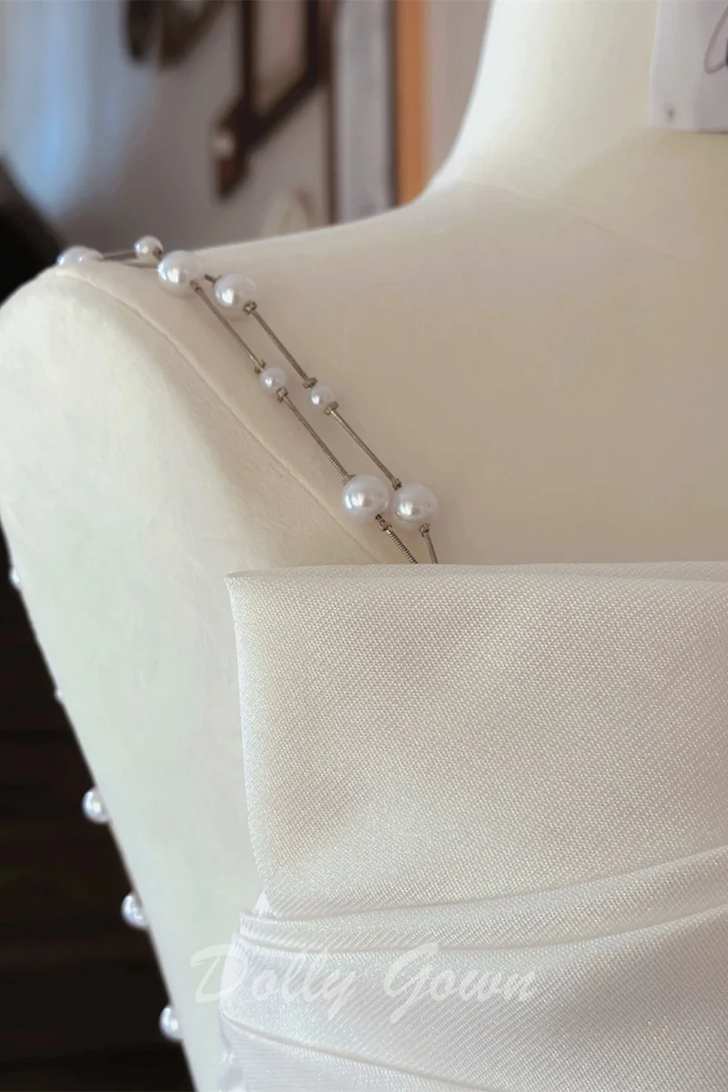 Robe de mariée asymétrique en queue de poisson en satin à plis