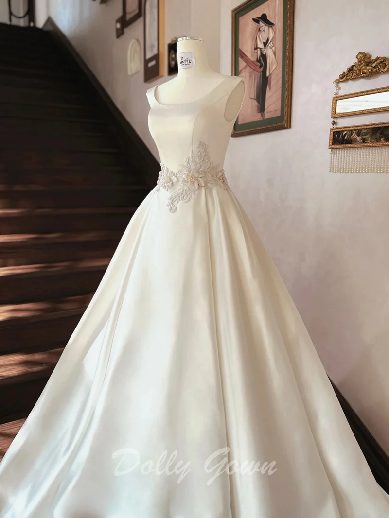 Robe de mariée simple en satin à col bateau