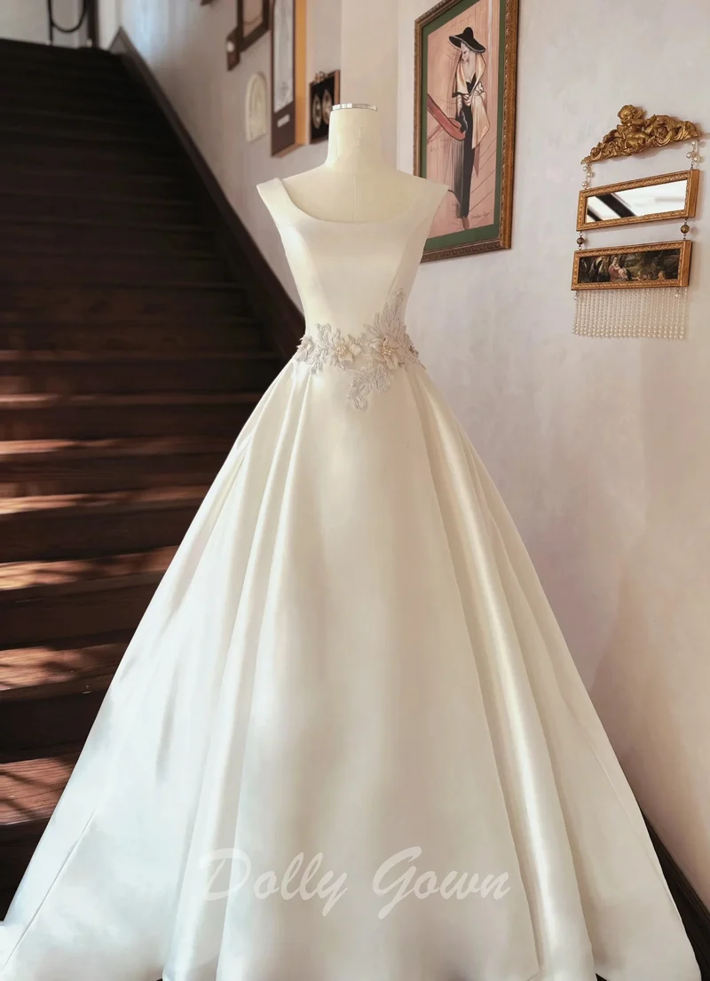 Robe de mariée simple en satin à col bateau