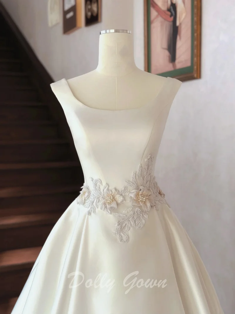 Robe de mariée simple en satin à col bateau
