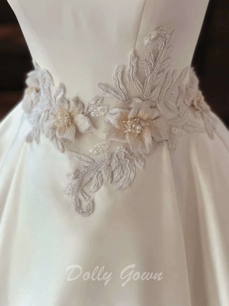 Robe de mariée simple en satin à col bateau