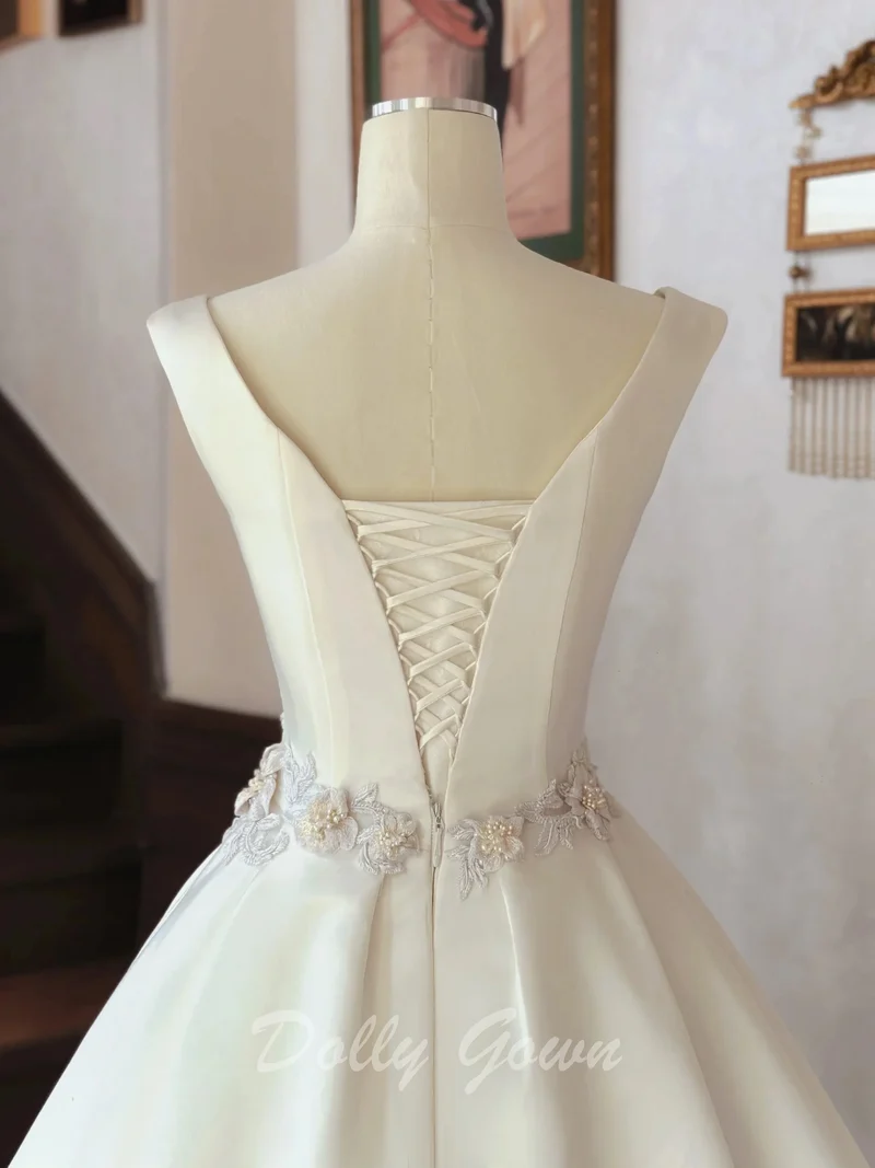 Robe de mariée simple en satin à col bateau