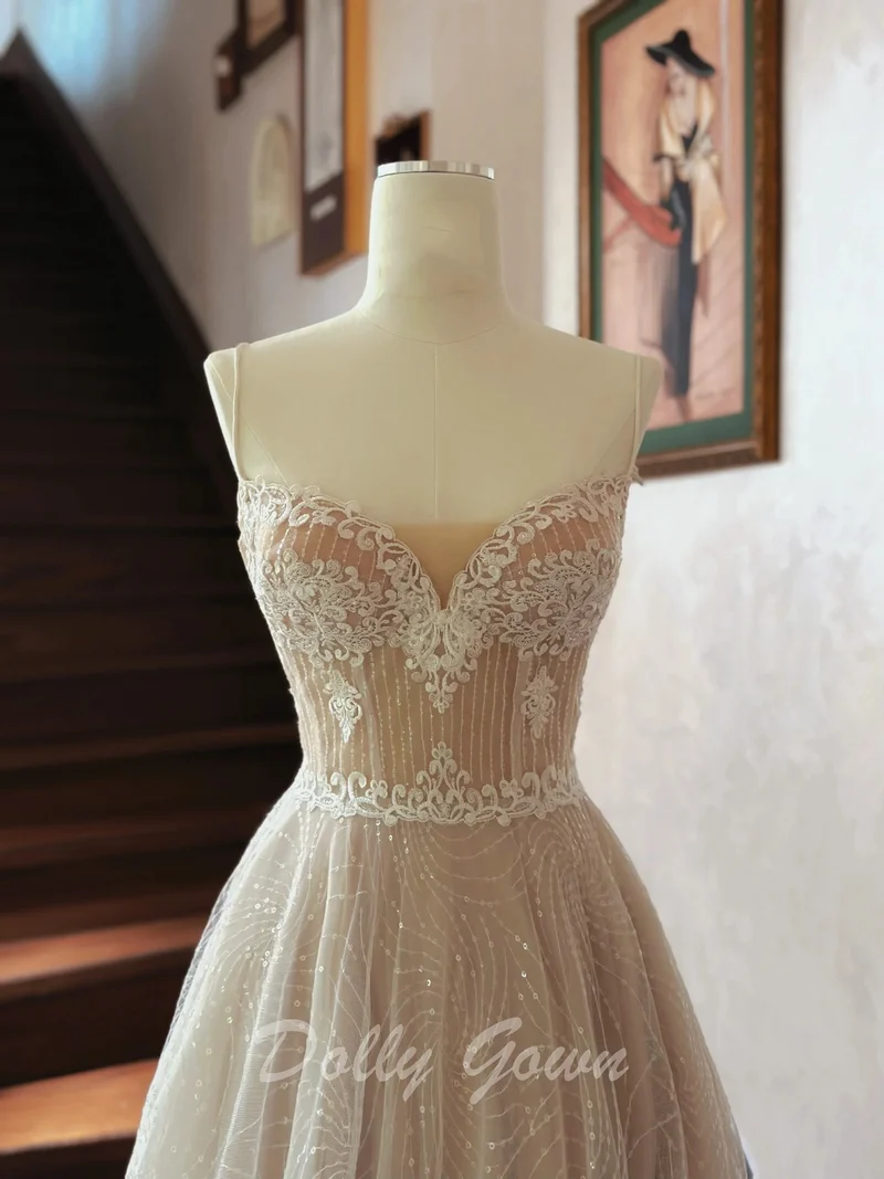 Champagne clair voir à travers la robe de mariée en dentelle à bretelles spaghetti