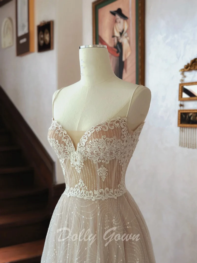 Champagne clair voir à travers la robe de mariée en dentelle à bretelles spaghetti
