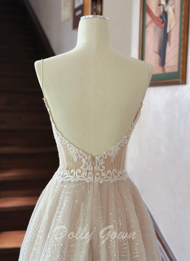 Champagne clair voir à travers la robe de mariée en dentelle à bretelles spaghetti