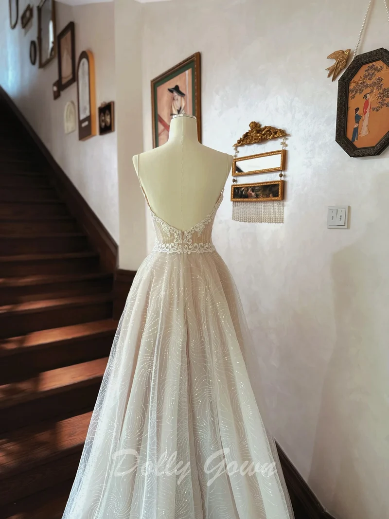 Champagne clair voir à travers la robe de mariée en dentelle à bretelles spaghetti