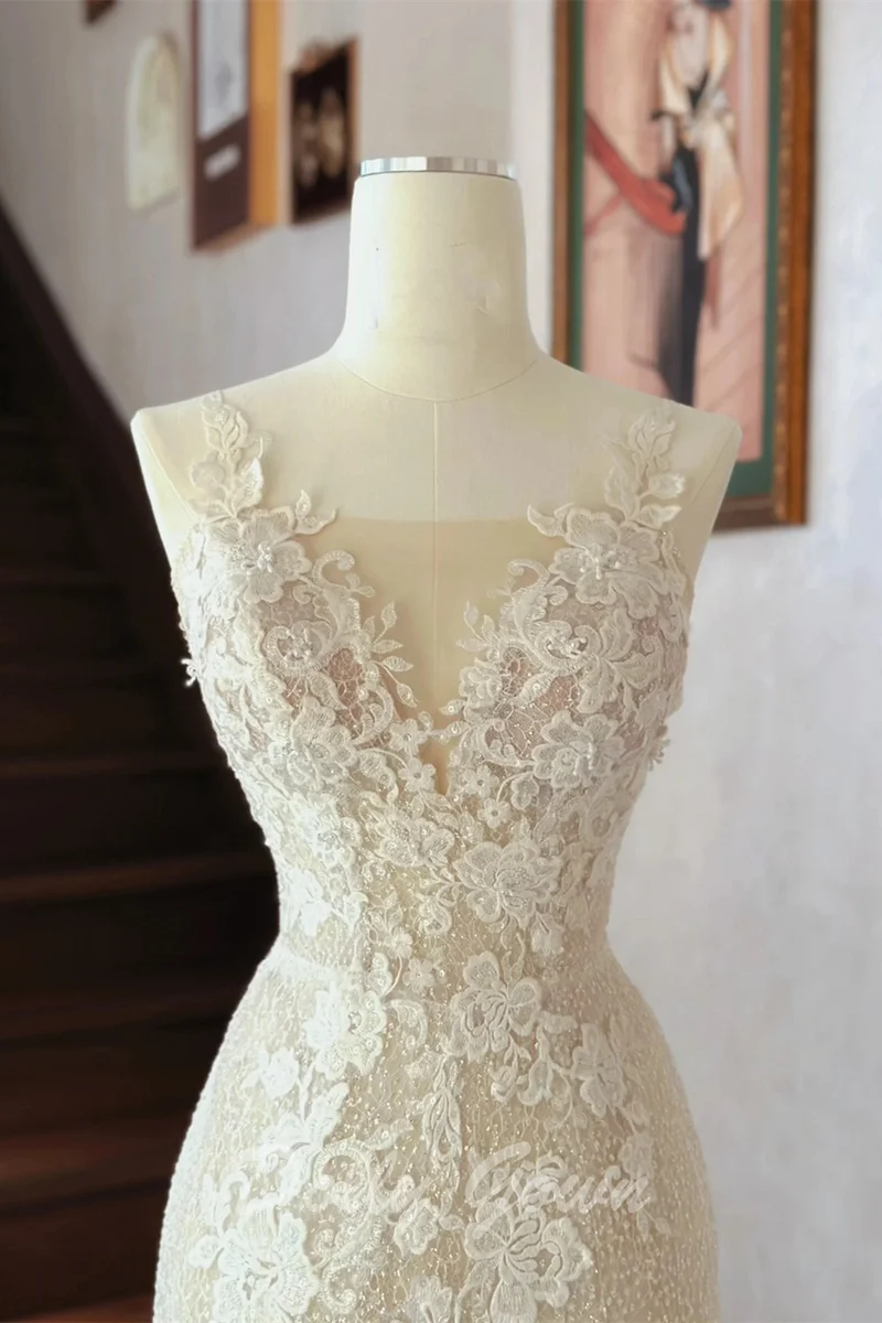 Charmantes appliques de dentelle transparentes à travers une légère robe de mariée sirène