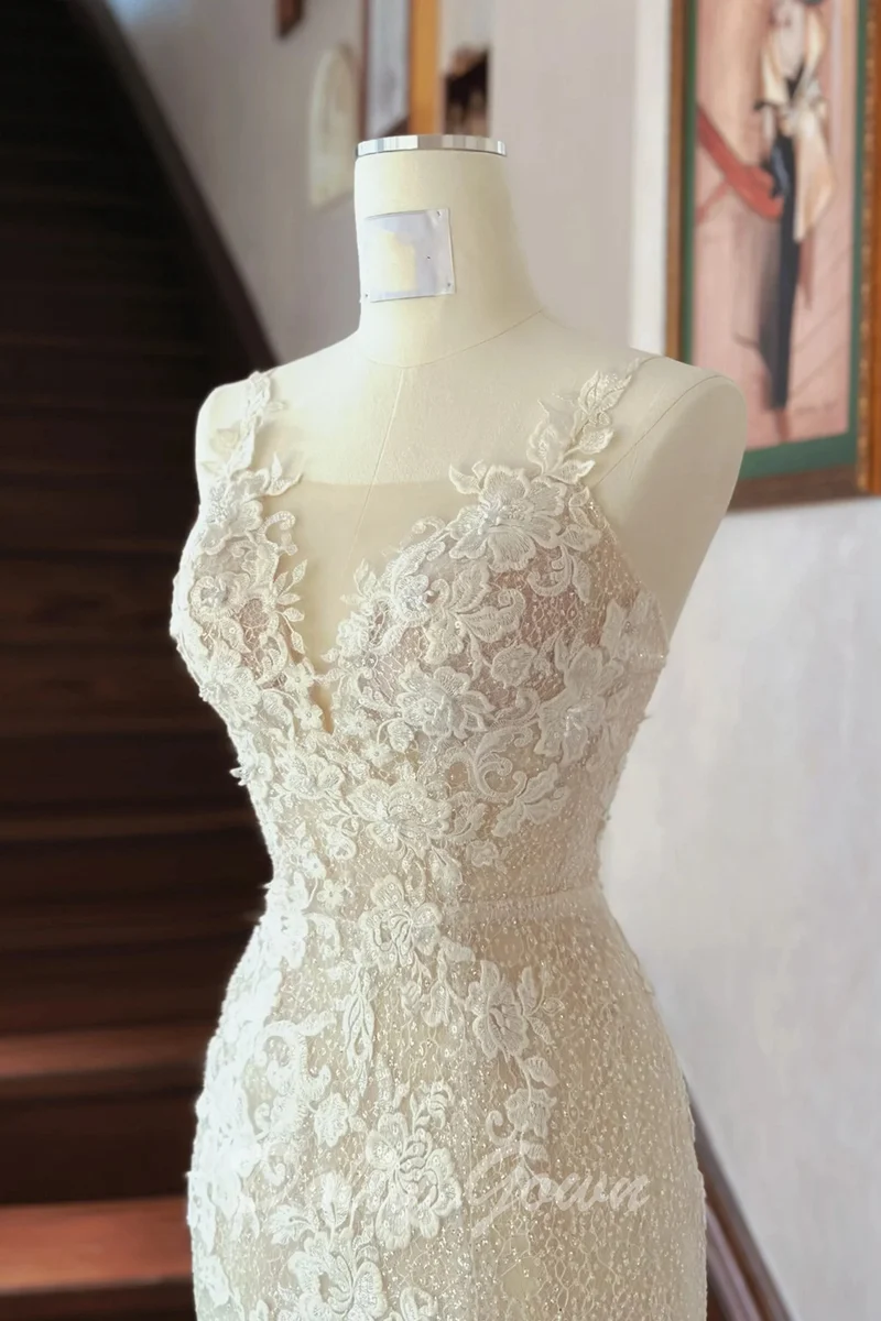Charmantes appliques de dentelle transparentes à travers une légère robe de mariée sirène