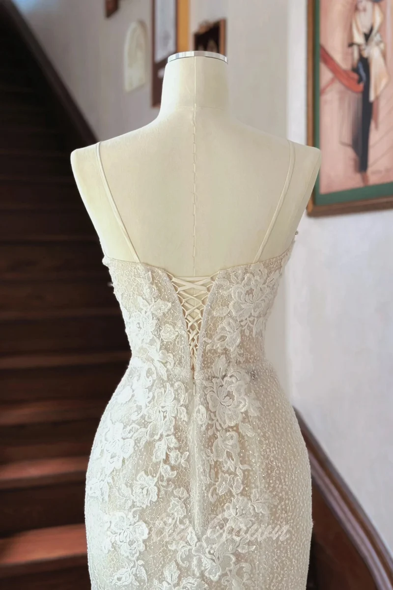 Charmantes appliques de dentelle transparentes à travers une légère robe de mariée sirène