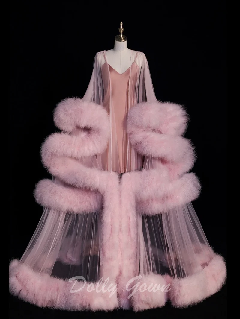 Robe longue rose à bord en fourrure de marabout avec robe à enfiler