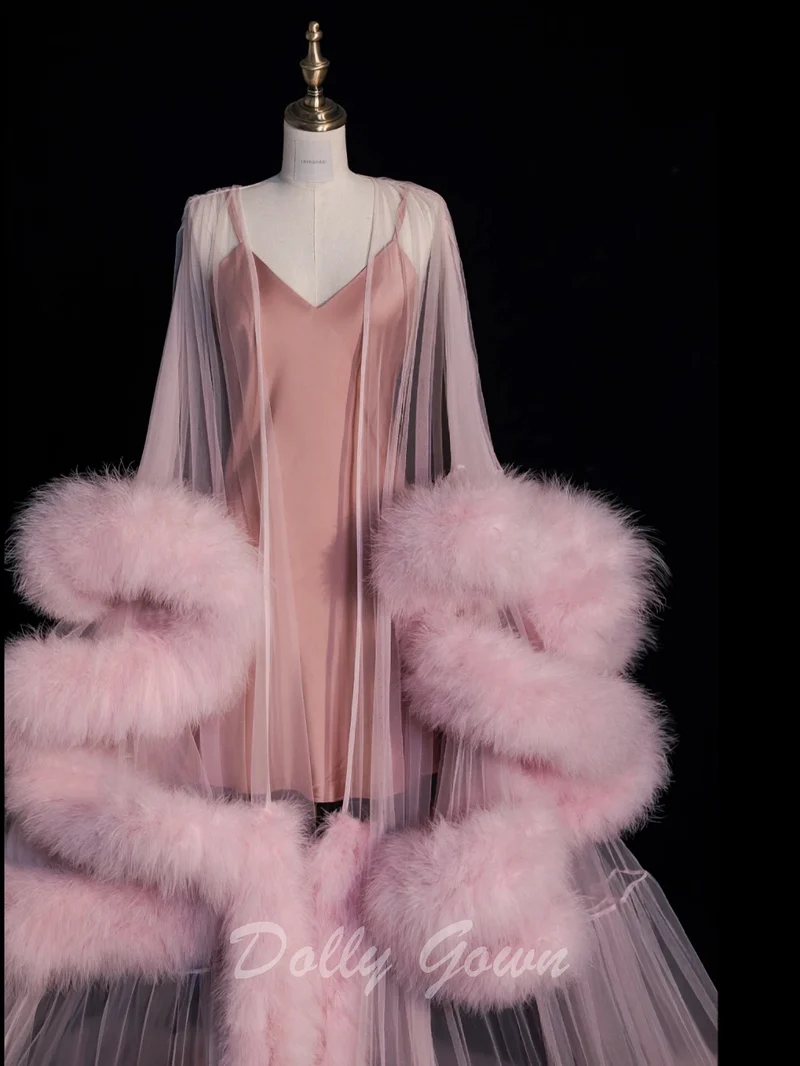 Robe longue rose à bord en fourrure de marabout avec robe à enfiler