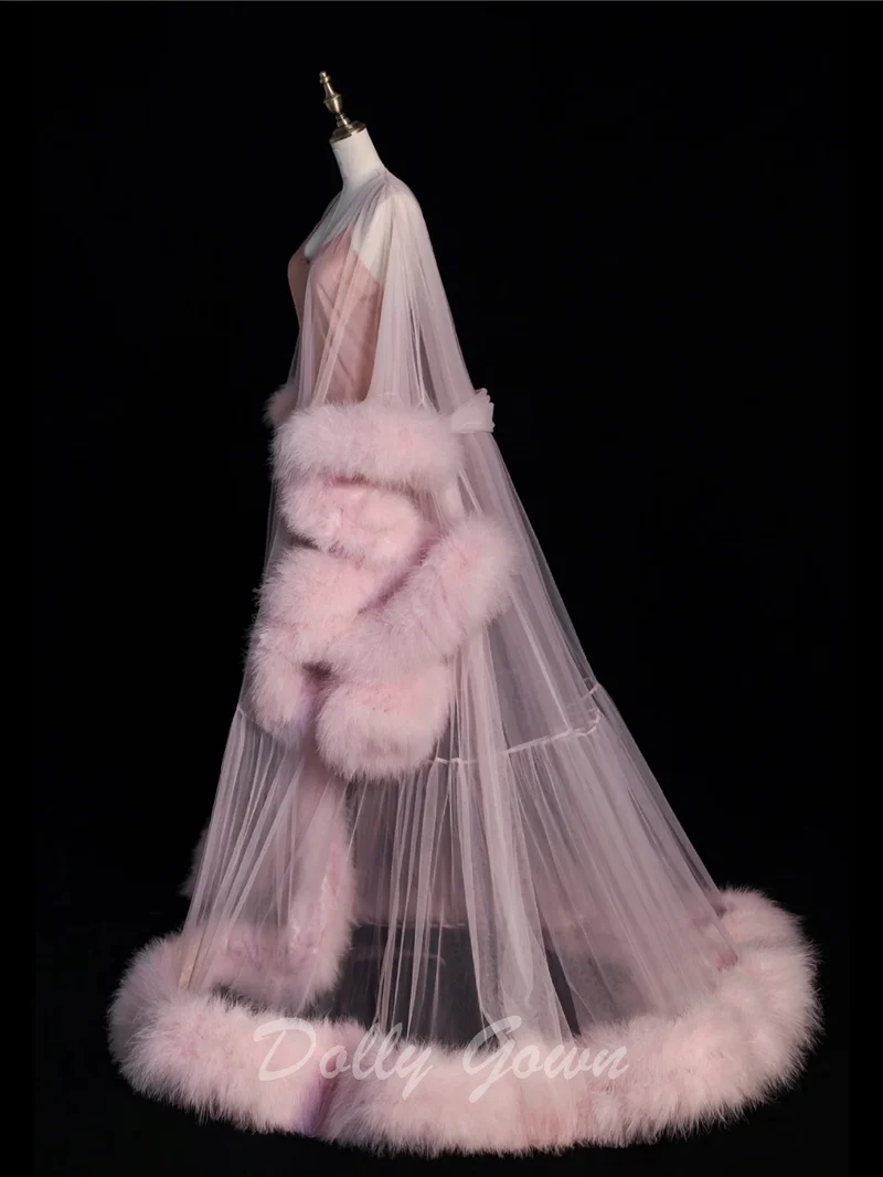 Robe longue rose à bord en fourrure de marabout avec robe à enfiler