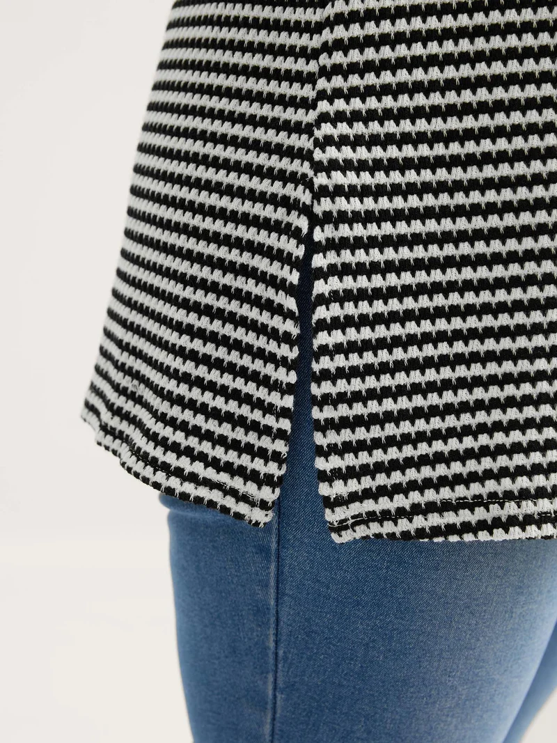 Geometric Texture Split Hem T-Shirt