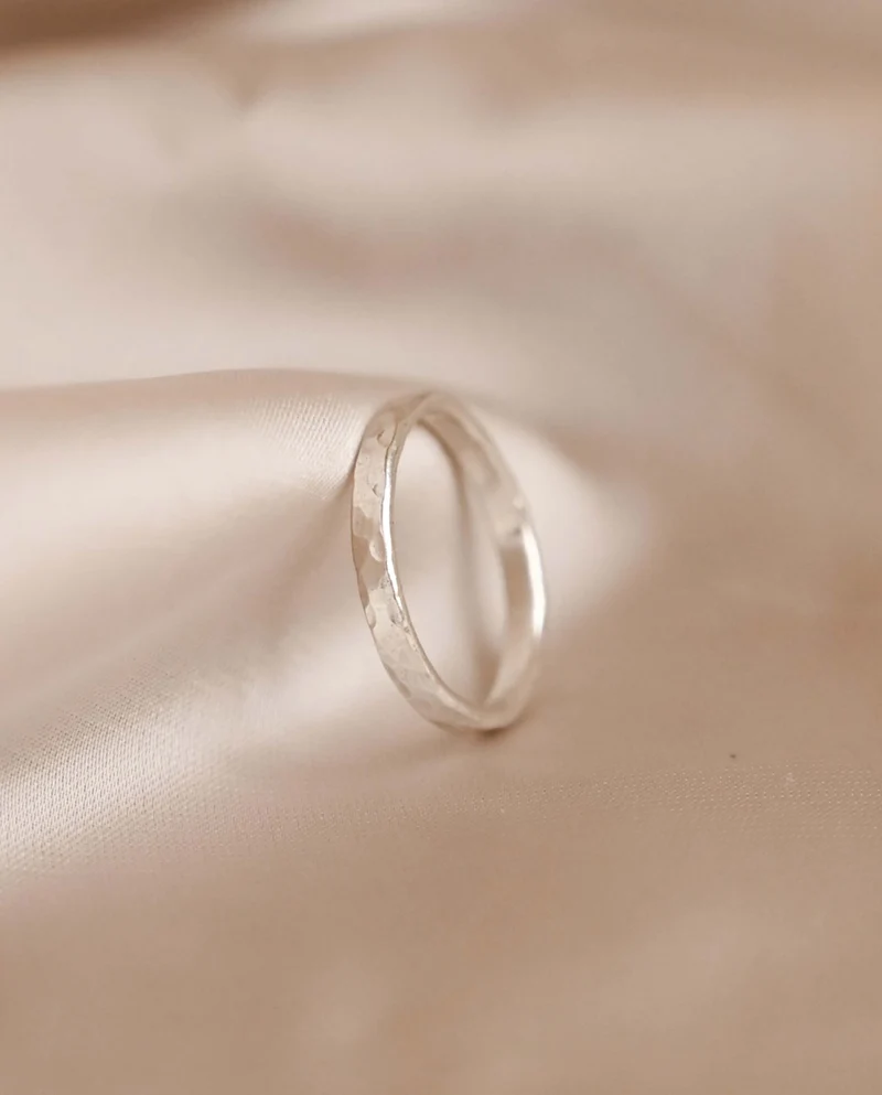 Bague en argent martelé recyclé
